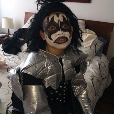 Tengo 11 años estudio en FND vivo con mis padres me gusta la música y quiero ser dj y vivo en Bogota.