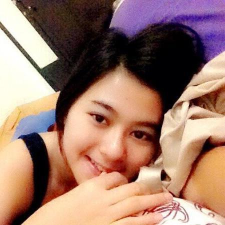 jangan di follow :p ntr naksir lagi hehehe :p