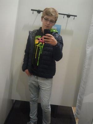 Longboard fahren ist das beste und wenn sich mal hin legt dann steht man auf und lacht,der este Sturz ist der beste