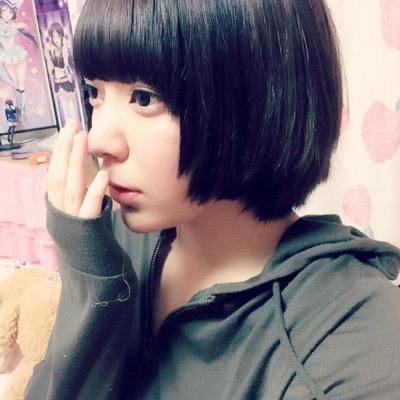 なる。