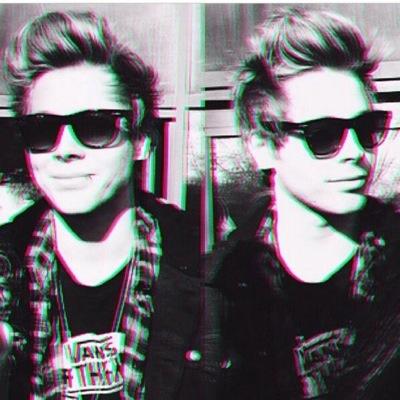 hey pls go follow @hemmxscookie because she gave you this free follow :-)