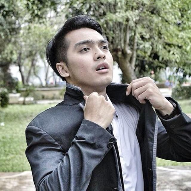 RP @RickyHarun45MF Of Galang GGS.. Aku lah serigala yang melindungi Darah suci Nayla.. Berjuang mendapat cinta thea.. Saingan Gue para Vampire jahat..
