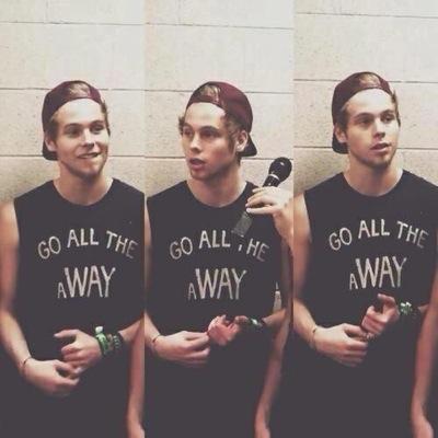 dont follow me follow @toolatecashton and @blondhaircal and rt the link please