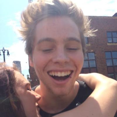 hey pls follow @b4byzjm tysm ily lolz