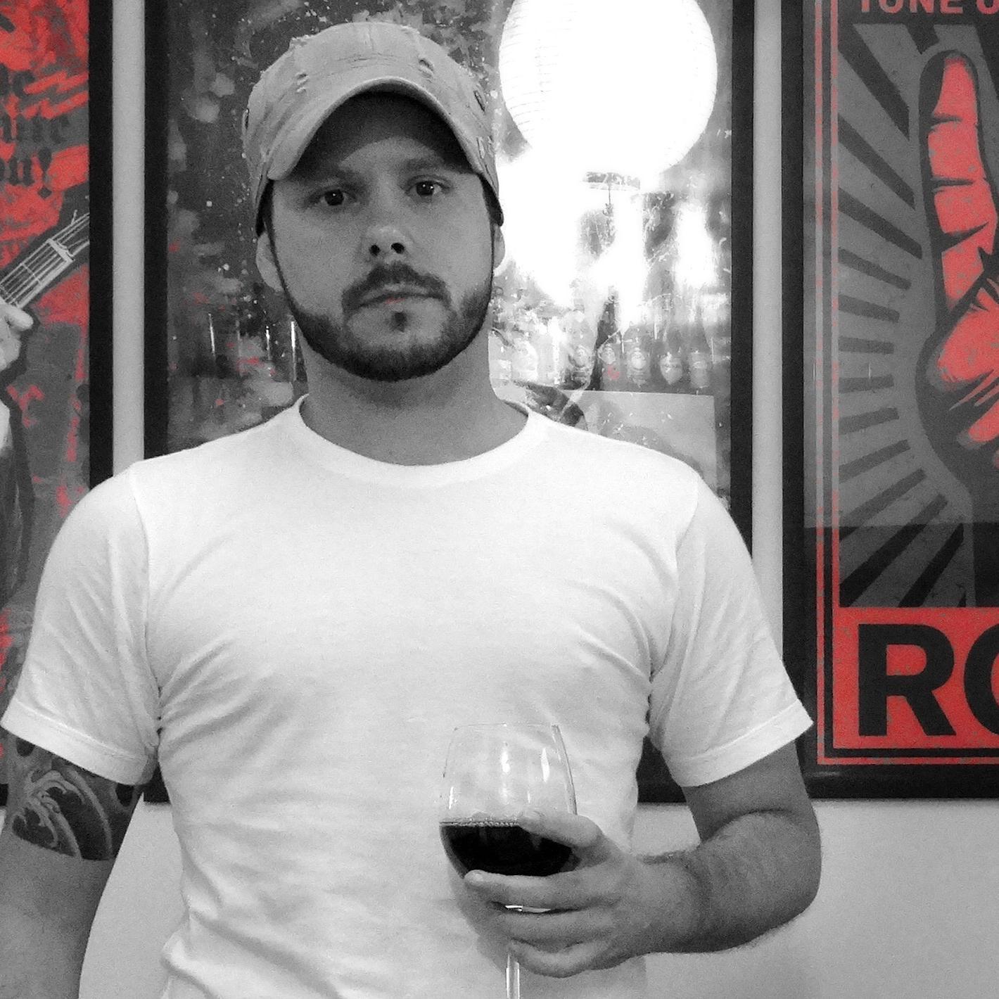 Formado em Gestão Ambiental, Pós-Graduado em Gestão de Efluentes Industriais.