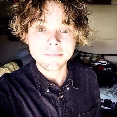 stylinson_malum's profile picture. Some people are happy because they don't fall in love 0/5 1D || 0/4 5SOS || 0/4 TV