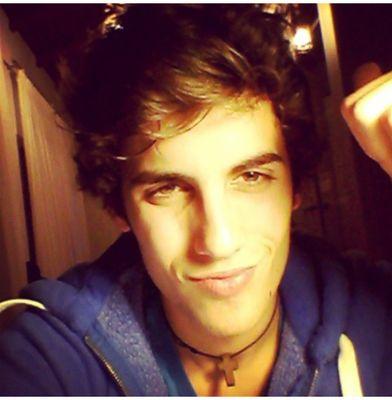 cordobés y estudiante de  bachiller ,me gustan las motos, salir con mis amigos y  la fiesta.  Saber mi nombre no implica conocerme.  Instagram: @jesuscoca_2
