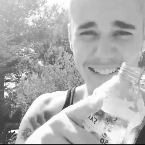 once a belieber, always a belieber. he finally came to greece. 0/1. also directioner and selenator. pll is obsession.