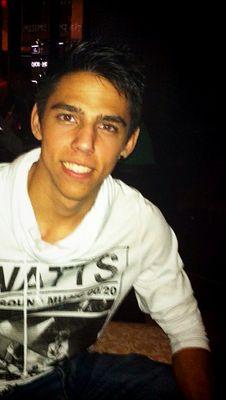 20.Nunca arrepentirse por nada, vivir cada momento como si fuera unico.    Porque la vida es de todo menos eterna.                                     verdad ?
