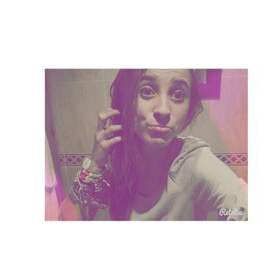 ;Sí te hundes voy a dejarme la piel por verte sonreir.Gorda. Él mi debilidad. 《Docedemarzodeldosmiltrece》       (06/2008)     ;Sus recuerdos me puede