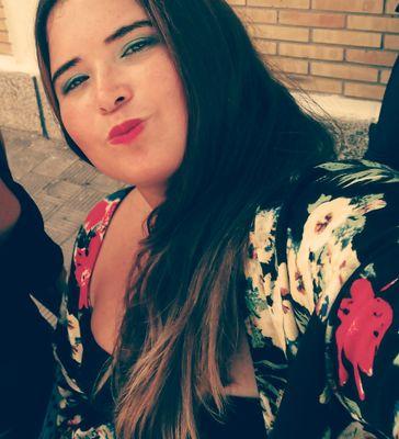 18.Estudiante de GM de servicios en restauracion. Alegre, sevillana y sevillista.Me gusta el baile d salon. Aprobecho cada segundo como si fuera el ultimo.