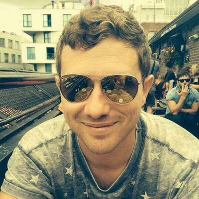 Flaneur and lover of earl grey tea. All views my own etc....#lfc