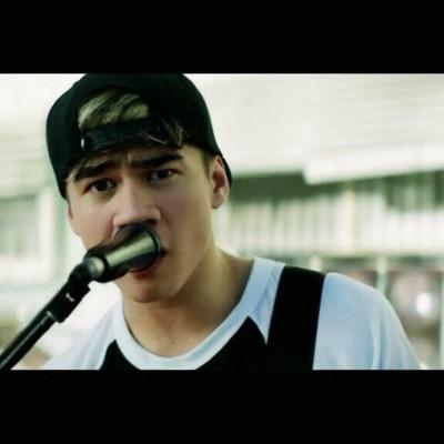 would die for Calum Hood.