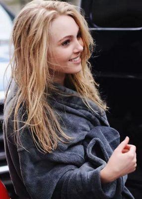 Madge Elizabeth Daisy Courtney Undersee. I'm 18. My beautiful and inspiring sisters are @GlimmerArrow and @DelineUndersee #Single #THG
