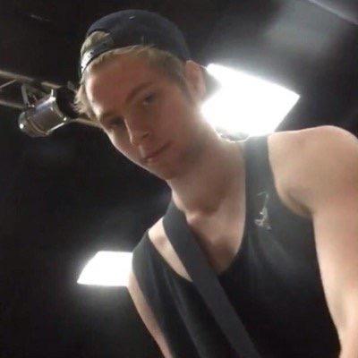 glakfowbwck's profile picture. follow @_HTTPSAM (how many have i given you now? probably more than 3 idk)