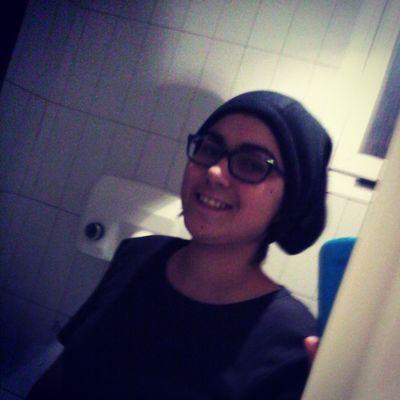 alilout17's profile picture. DIFERENTE.