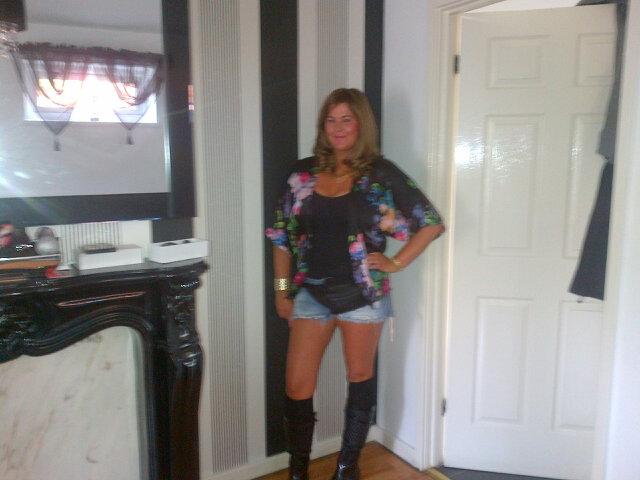 This girl loves edm and loves the super star DJ's the festivals r a must!! Oh and I love new york city my fav place in the world xxxx