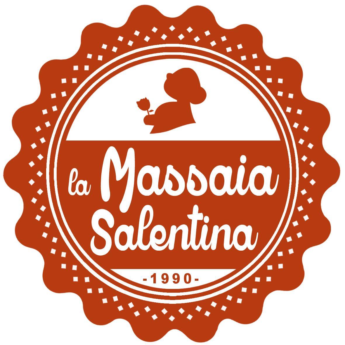 La Massaia Salentina è una creazione in terracotta, realizzata dall'artista Maria Gabriella Epifani.
