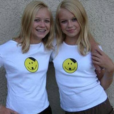 Hey Im Amy Hi Im May We Are Twins We Are Single And Nice We Are Twins In Real Life (Amy Is Bi) (May Is Staright) WE LOVE PUPPYS