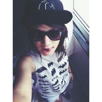 As criticas não me abalam, os elogios não me iludem, sou o que sou.. não o que dizem.