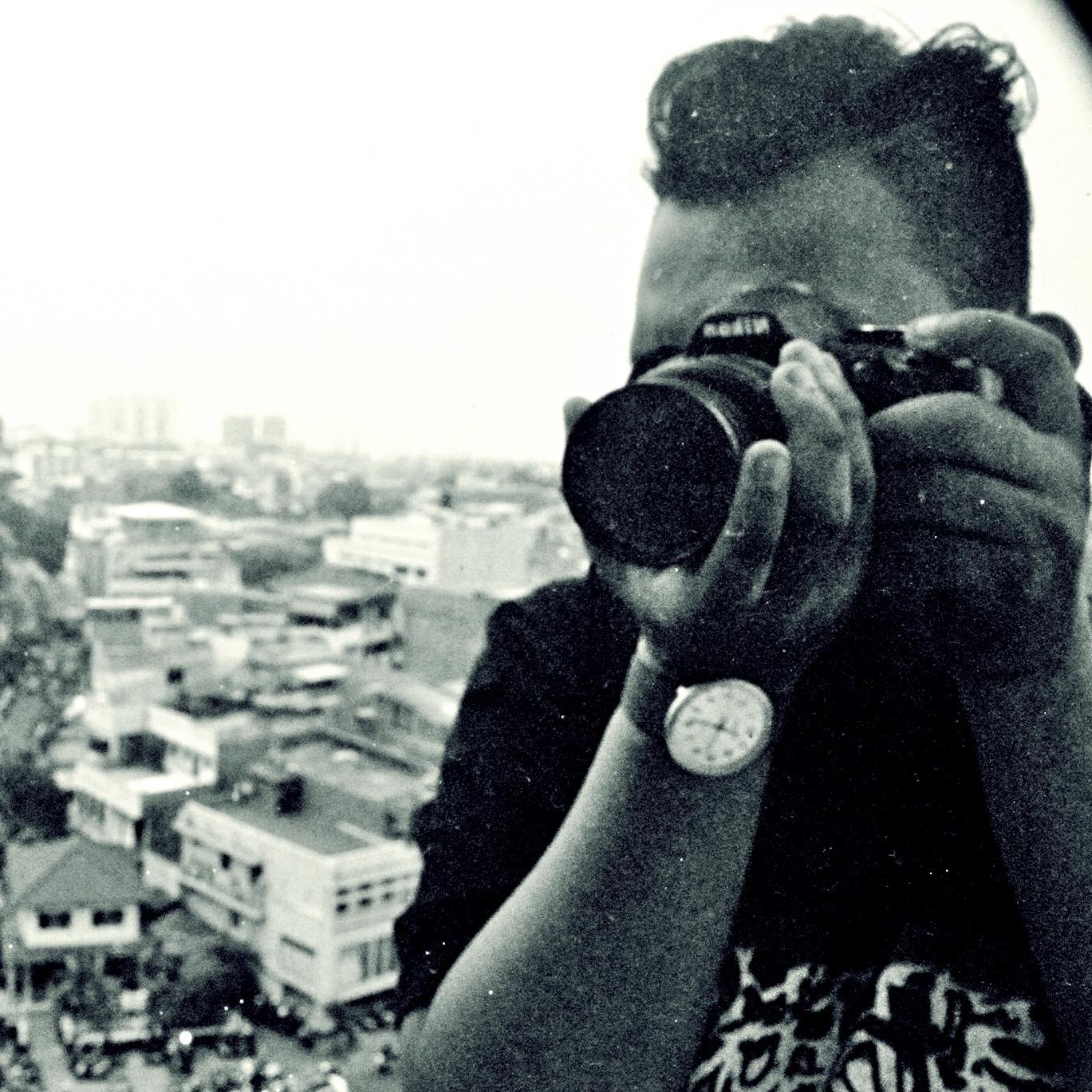 Only a young man, who was studying in the reality of life as he holds the microphone rusty . ®