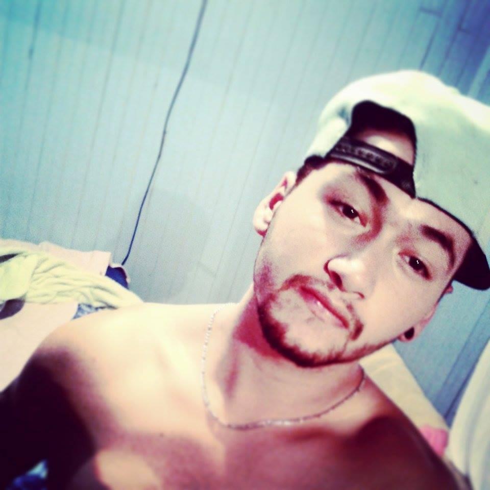 Simples,educado, romântico, elétrico,dançarino,viciado em academia  e em filmes, vê o mundo de um jeito único... bom esse sou eu , prazer...