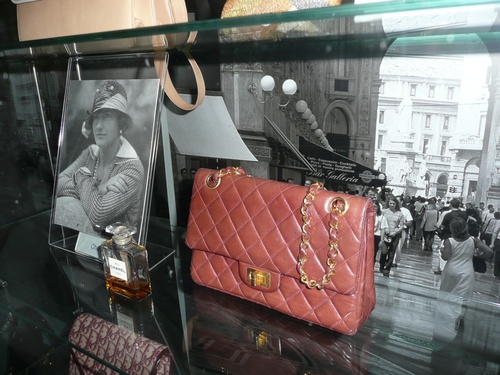 HandBagista's profile picture. Award winning fashion academic and creative retail innovator. PhD researcher at London College of Fashion.