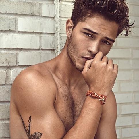 Hijo de George y Angelina | Hermano de Roxy | Gryffindor, sangre limpia | 17 | Bromista y seductor | Soltero
