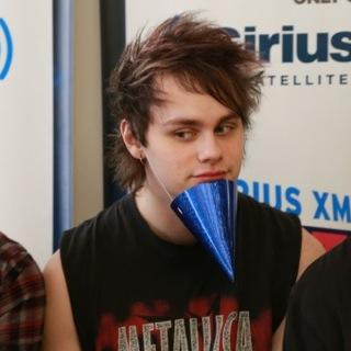 Can you pretty please follow @hyellohclifford? I will love you forever also please rt all the things i do becase i want to help people get noticed, thank you!
