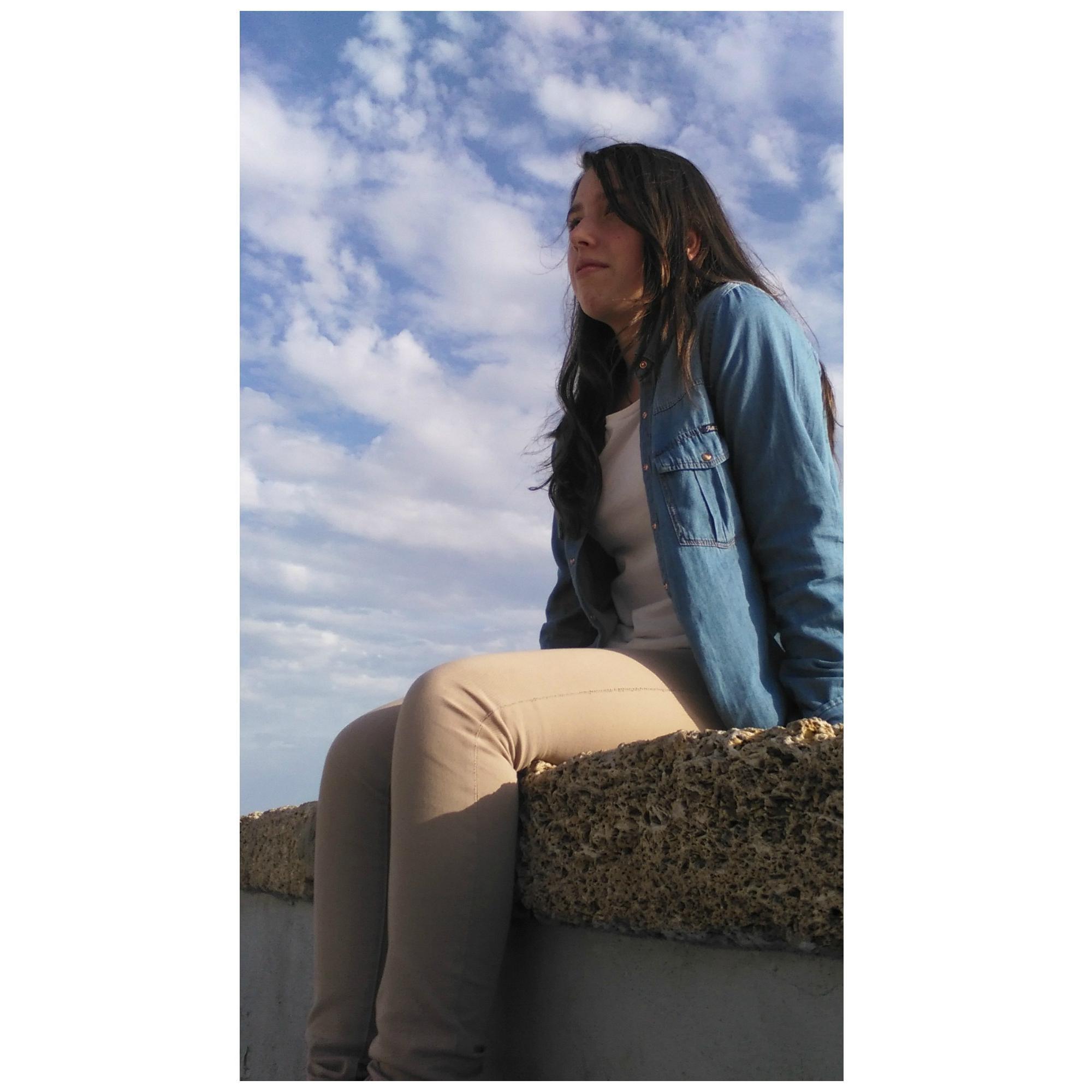 sevillana-gaditana / vivo el presente sin mirar el pasado / la musica,otra forma de mirar la vida / @ElenaCarroF mi amiga y compañera