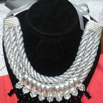 Tu tienda de abalorios artesanos hechos a mano y piezas para su creación.