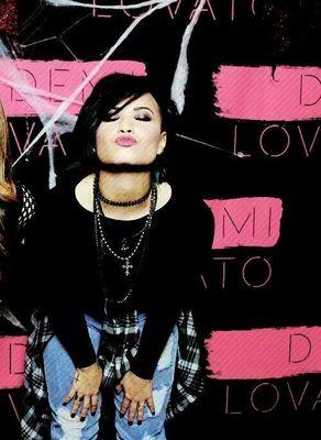 LovaticEstranha's profile picture. Olá Siga-me Também Em @Vivih_Lovatic 
O espelho não lhe mostra o que há Em você por dentro!❤❤