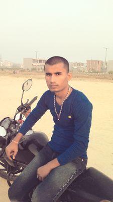 41559165c3f3404's profile picture. alone but happy