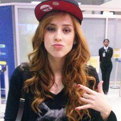 As vezes o coração aperta e a distância assusta, eu fecho os olhos e tento te imaginar bem do meu lado! @sophiaabrahao  08.05.2012