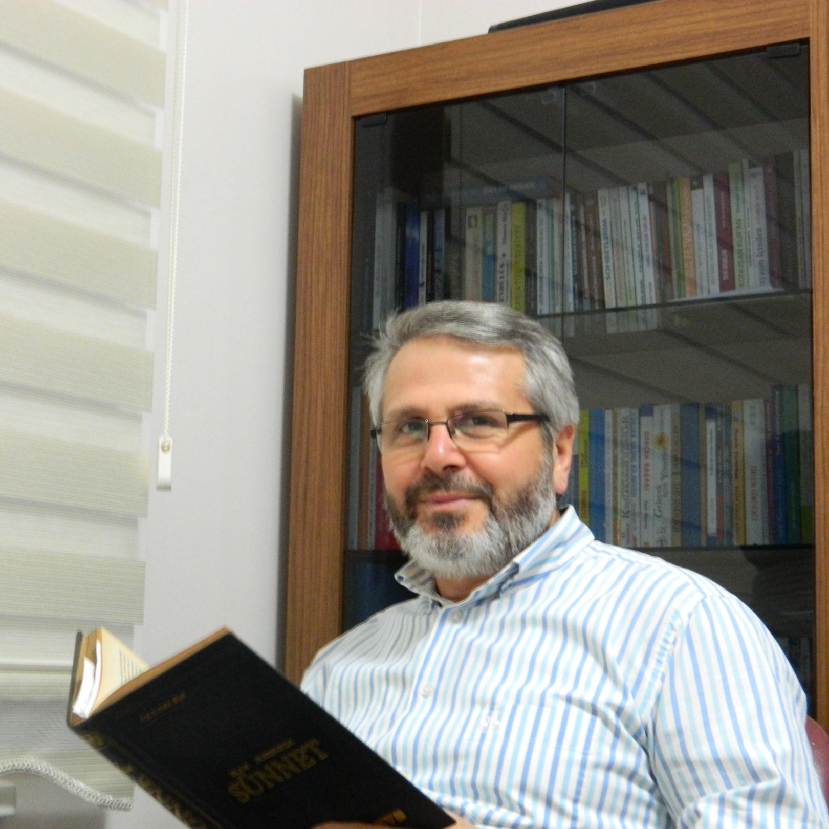 Her insanın yapıp etmelerinin bir sebebi olsa da, o sebepleri yaratan yüce  Allah’tır.