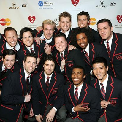 I love R5, play keyboard/piano, Gutiar, i love to sing, i like country, poprock and other types of music and I also LOVE GLEE