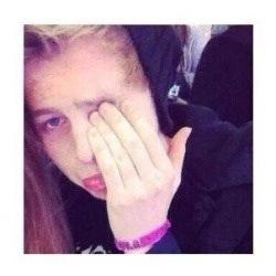 follow @grungeftafi she follows back!!