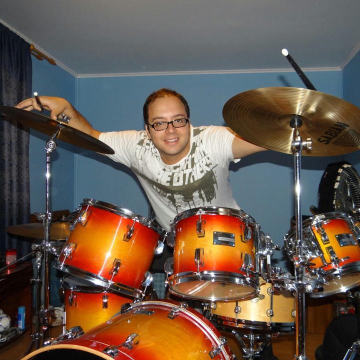 Hoy == @calizaValley. Ex-Baterista @Bohemia_Queen. Informático.
