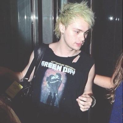 Free follow from @teacxpclifford follow her back bc @cuddlypenguin_ got hacked..If you already follow ily