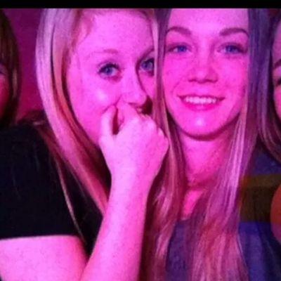 annetteoskam's profile picture. .