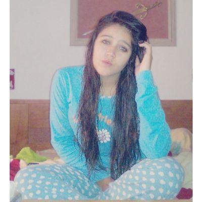 Mereces a alguien que te regale sonrisas, no lagrimas. Tiempo, no distancia. Alegrías, no tristezas. Besos, no mentiras, Hechos, no palabras.