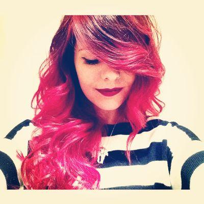 Hairstylist with a love of vintage, crafts, reading, blackmilk, limecrime and buttoned up collars.