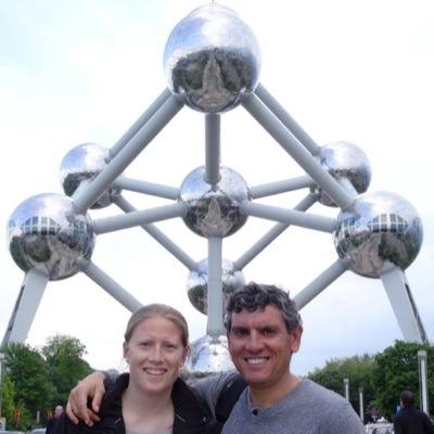 Profesor de secundaria de latín y griego. Aficionado a viajar, al ciclismo, a la lectura y muy futbolero. Feliz papá de Marta y Víctor.