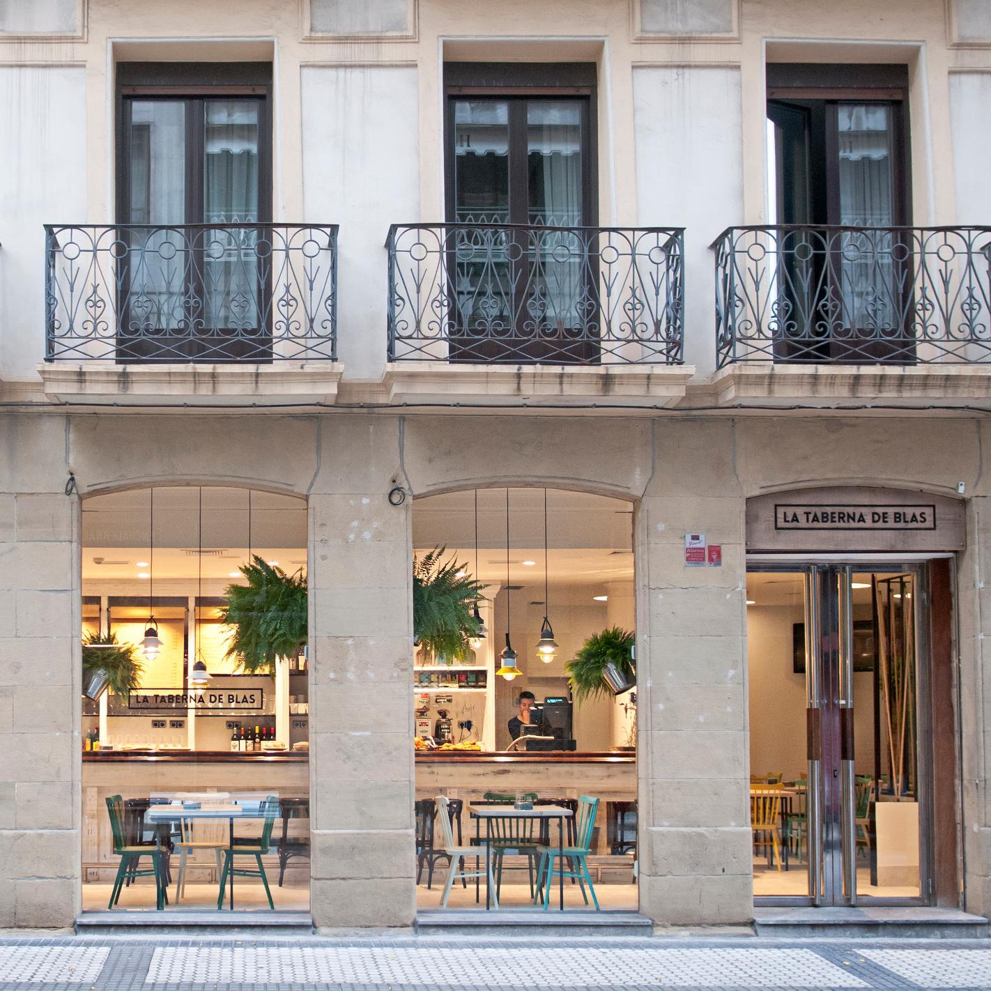 Bar, restaurante y terraza, LA TABERNA DE BLAS es un espacio único ubicado en el centro de San Sebastián, especializado en la carne.