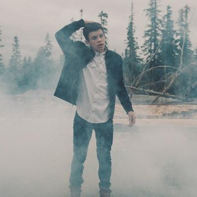 This is a free follow so can you please follow @ThoseVineFreaks or @TheGrierEyesX or @TbhHayesTho ❤❤Thanks❤❤