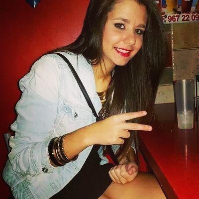 Jamas ignores a quien te ama porque un día puedes darte cuenta, que has perdido la Luna por andar contando estrellas.
