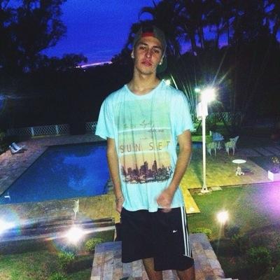 Porque sempre vão ter vários pra tentar te humilhar Não abaixe a cabeça, levanta esse olhar. Insta: andre_osawa