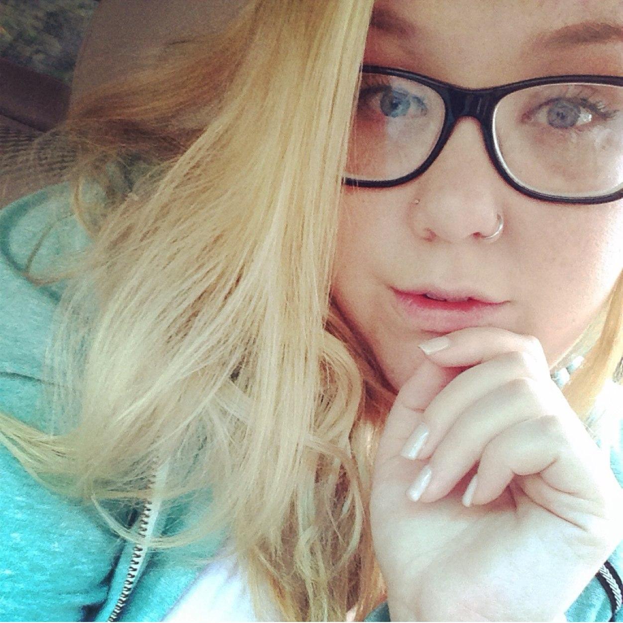 #bakingdreams #420friendly #camgirl #financialdominatrix #femalesupremacy
#spoiledgoddess #payforplayonly #makeupaddict #21yearoldbombshell