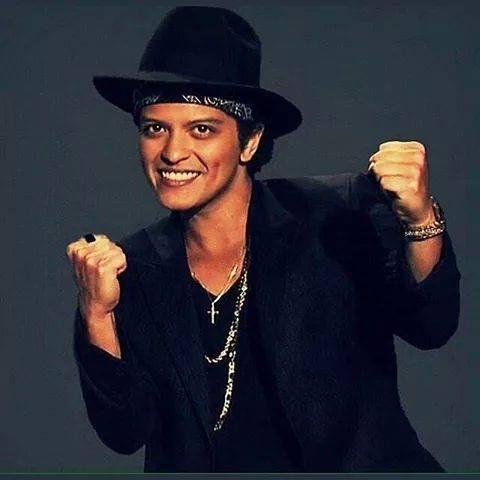 Apaixonada pelo Bruno Mars e Mesut Özil ♥ .
Procure sempre motivos para sorrir,pois todos nós merecemos mais que lágrimas... *--* 
-Bruno Mars