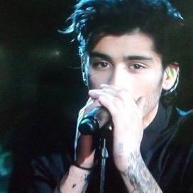 Follow @niallsyeet she ALWAYS follows back i promise